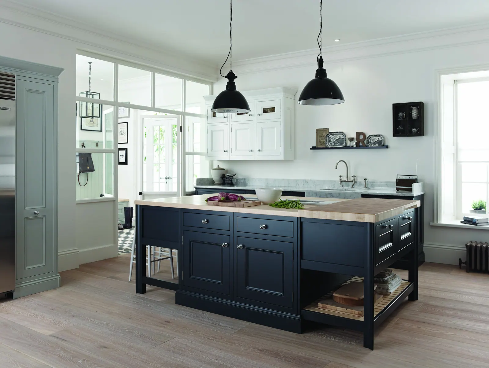 1909 Half Pencil and Scalloped kitchen shown in Carbon and White